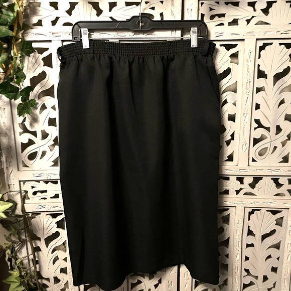DIANE RICHARD VINTAGE BLACK STRETCHY WITH POCKETS MIDI SKIRT - Picture 1 of 6